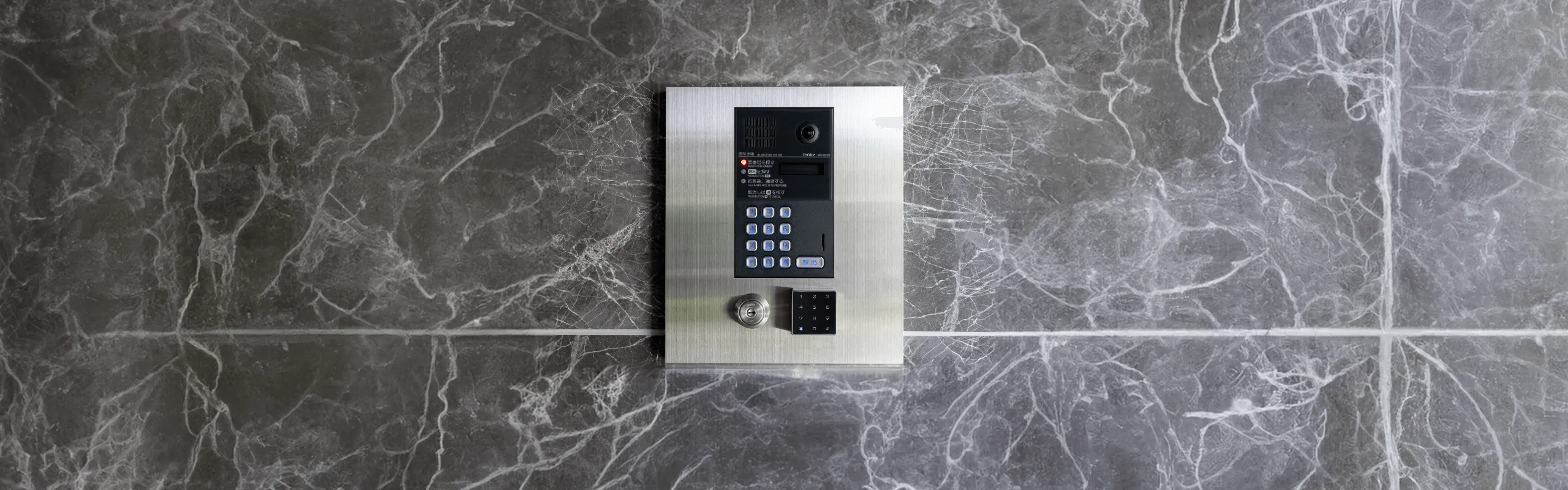 OPELO entranceの前面